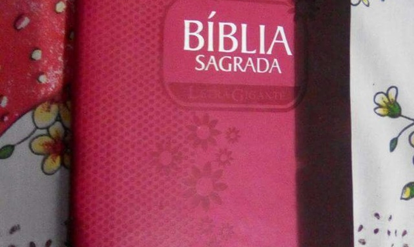 A Bíblia estava dentro de armário atingido pelo fogo. (Foto: Marcely Santana/Arquivo Pessoal)