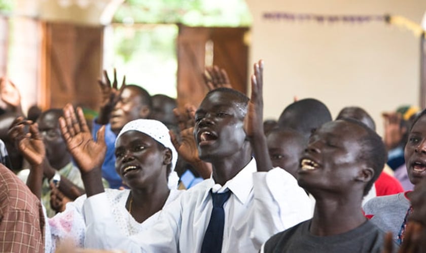 Cristãos participam de culto em igreja do Sudão. (Foto: For The Silenced)