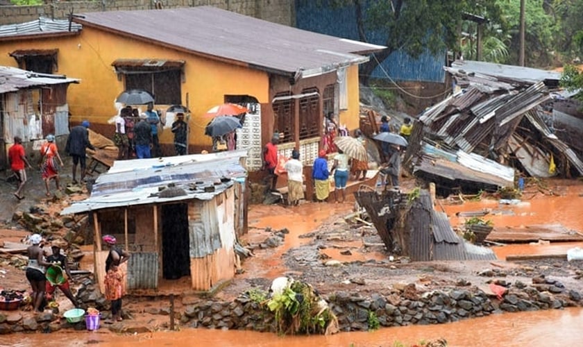 O Conselho das igrejas da Serra Leoa realizou um culto no local do deslizamento. (Foto: World Vision).