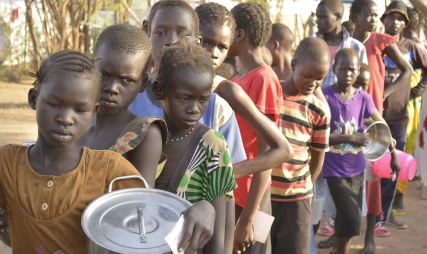 As crianças refugiadas do Sudão sobrevivem com muitas dificuldades. (Foto: Visão Mundial / Lucy Murunga).