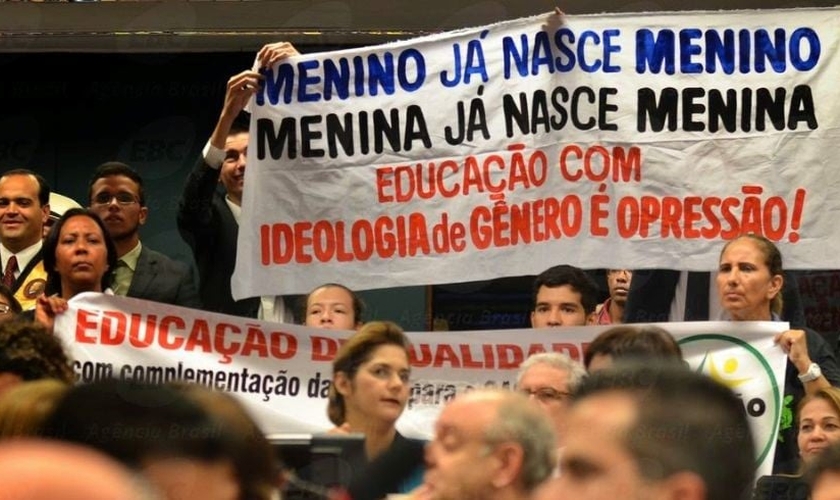 A constituição brasileira, atual, permite que a decisão de apoiar ou não a ideologia do gênero seja feita por cada cidadão. (Foto: Escola Sem Partido)