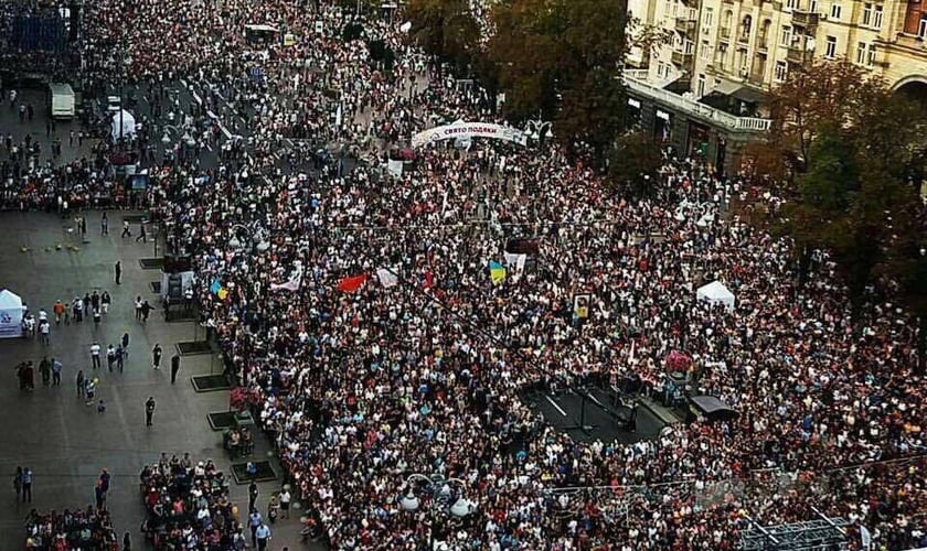 Cerca de 500 mil evangélicos se reuniram na praça central de Kiev, capital da Ucrânia. (Foto: Reprodução/Facebook/Mission Eurasia)