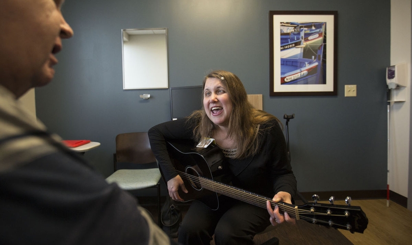 Tracy Bowdish acompanha o idoso James Rodriguez que sofreu um AVC e está se recuperando por meio da musicoterapia. (Foto: Bill Tiernan / The Virginian-Pilot).