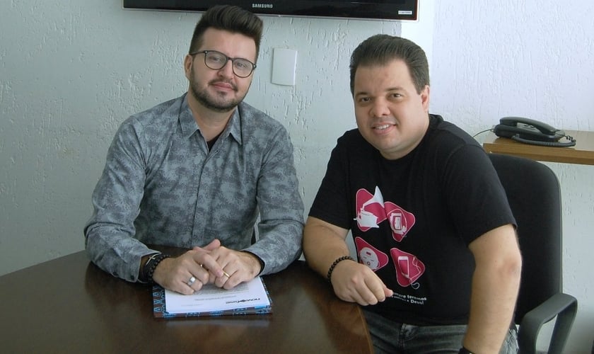Pastor William Santos e Ricardinho Carvalho na assinatura do contrato. (Foto: Divulgação).