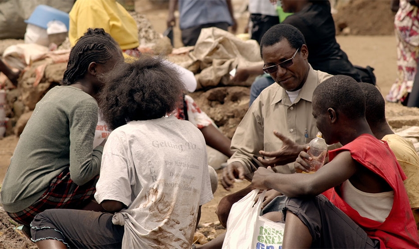 Charles Mully se tornou pai de crianças que vivem nas ruas no Quênia. (Foto: Reprodução)
