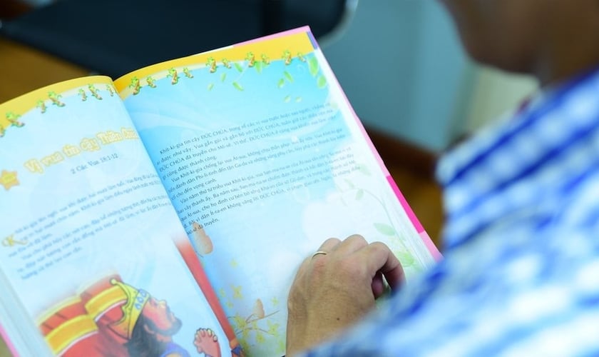 Bao já conseguiu distribuir mais de 100 mil Bíblias a crianças do Vietnã. (Foto: Portas Abertas USA)