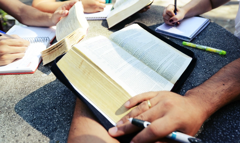 Estudo Bíblico. (Foto: Religião - Cultura Mix)