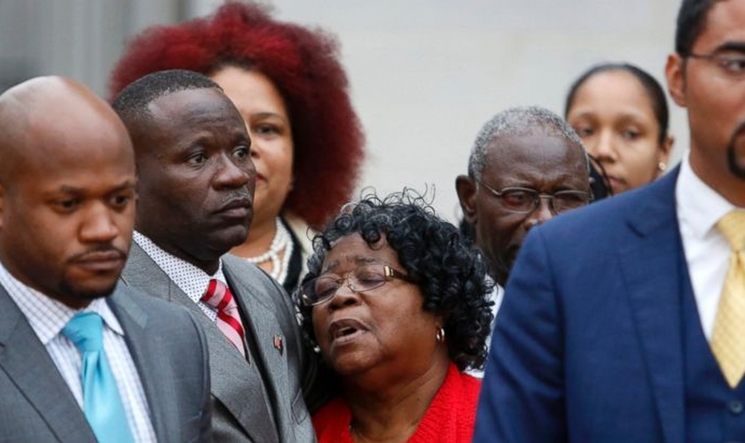 Judy [ao centro], mãe de Walter Scott, é consolada por seu filho Rodney, após o julgamento do ex-oficial Michael Slager. (Foto: AP Photo/Mic Smith)
