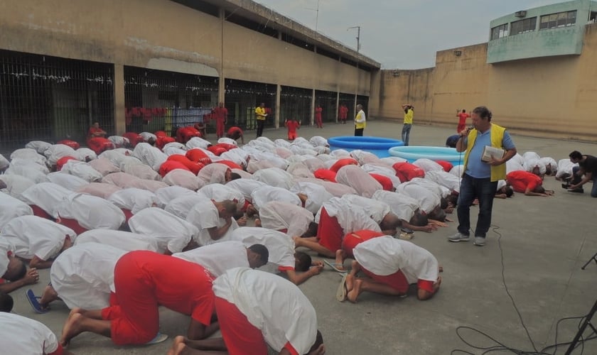 O ministério implantou um curso de teologia dentro da prisão. (Foto: Ministério Recomeço).