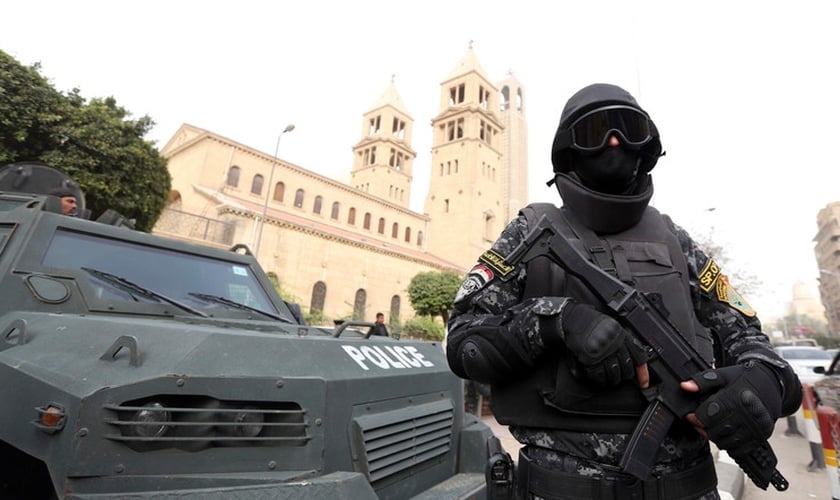 Policial egípcio faz a segurança em frente a igreja. (Foto: Al Arabya)