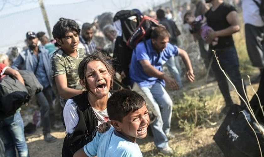 Crianças refugiadas sírias chegam à Turquia. (Foto: The Daily Star0\