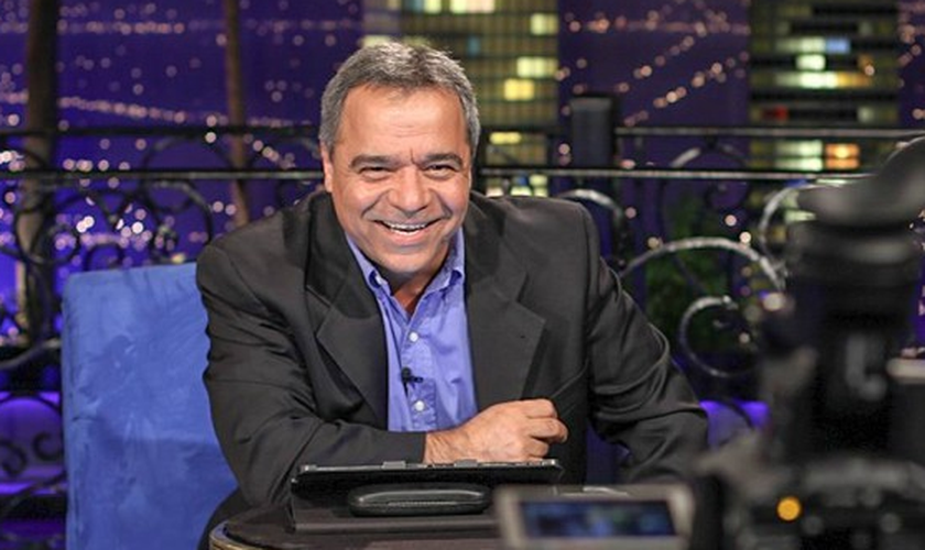Reza Safa é pastor e fundador da rede cristã TBN Nejat Television. (Foto: Reprodução).