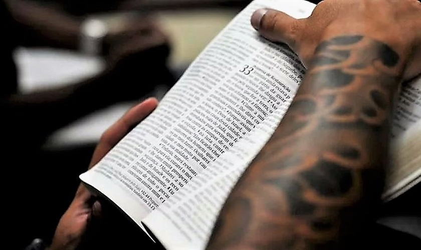 Presidiário lê a Bíblia. (Foto: Reuters)