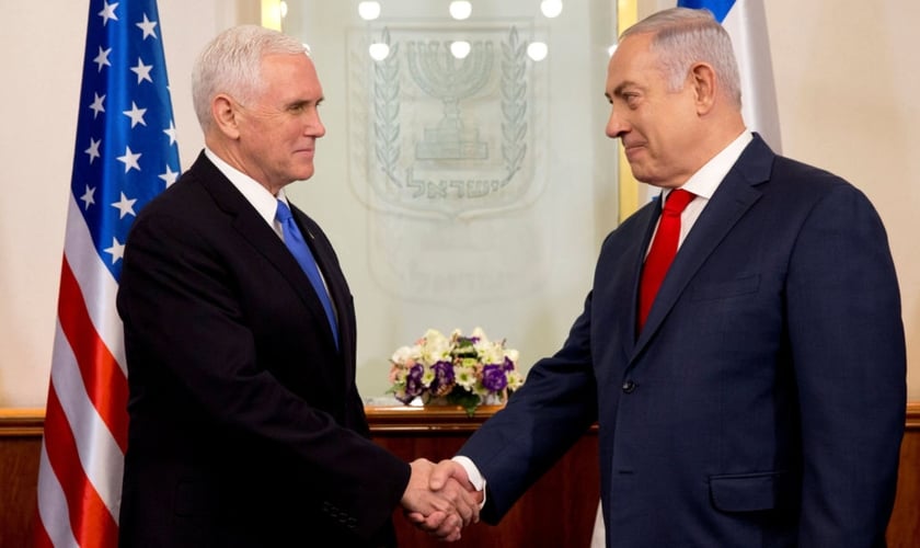 Vice-presidente dos EUA, Mike Pence com o primeiro-ministro israelense, Benjamin Netanyahu. (Foto: Ariel Schalit, Pool/Associated Press)