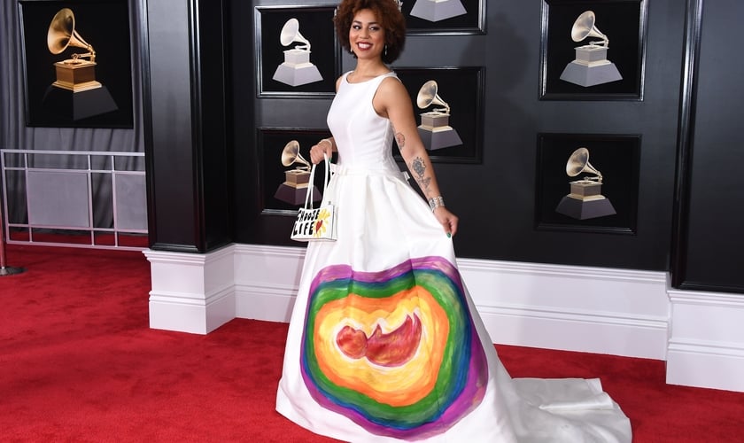 Joy Villa usou um vestido estampado com um bebê no útero da mãe e uma bolsa com as palavras "Escolha a Vida", em inglês. (Foto: Getty Images).