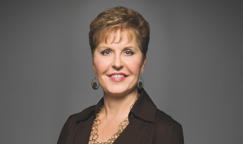 Joyce Meyer ressalta a importância de enfrentar os medos quando o diabo tentar impedir seu crescimento. (Foto: Reprodução).