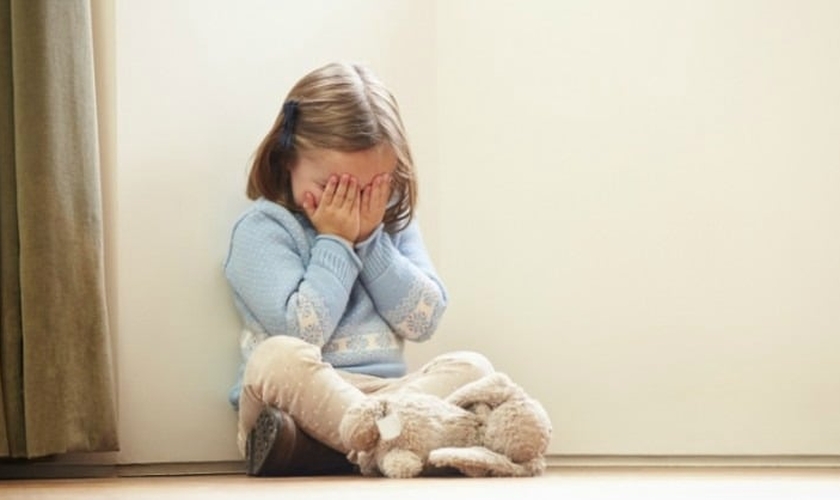 John Stonestreet mostra fortes evidências sobre os perigos do tratamento em crianças, causando traumas físicos e psicológicos. (Foto: Reprodução).