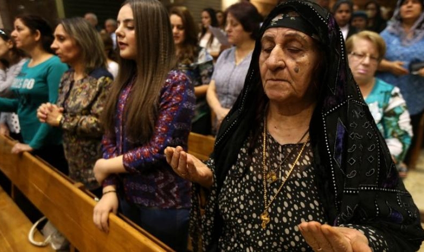 Cristãos iraquianos participam de culto. (Foto: aawsat.com)