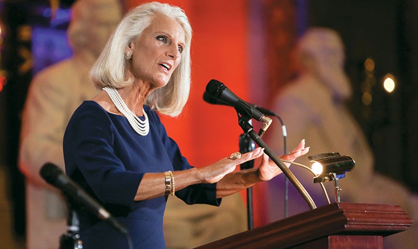 Filha de Billy Graham, a evangelista Anne Graham Lotz, durante ministração nos EUA. (Foto: Billy Graham Evangelistic Association)