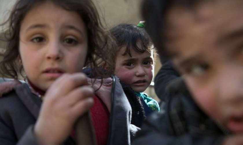 Crianças sírias fugindo de suas casas na região de Ghouta após ataques aéreos. (Foto: Abdulmonam Eassa/AFP)