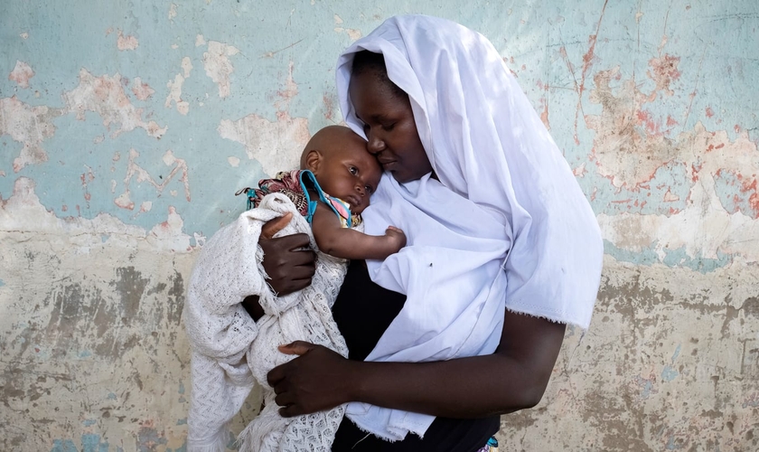 Imagem ilustrativa. Mulher que foi sequestrada pelo Boko Haram segura seu filho, fruto de um estupro. (Foto: Vlad Sokhin/Unicef)