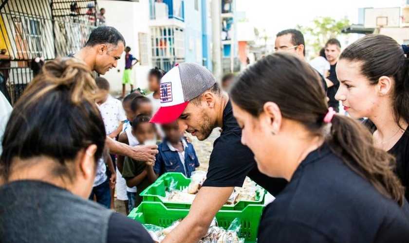 Os cristãos proporcionaram a distribuição de lanches para cerca de 300 crianças do local. (Foto: Reprodução).