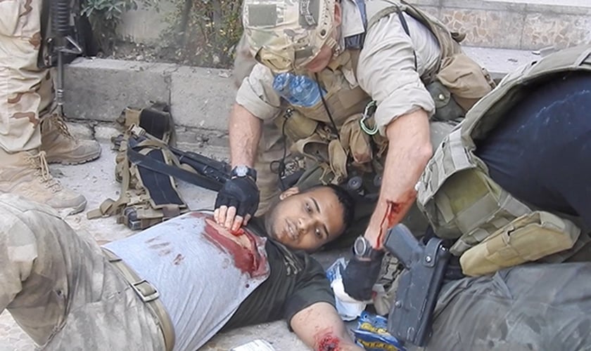 Dave Eubank socorrendo Hussein durante ação militar para libertar Mossul, no Iraque. (Foto: Free Burma Rangers)