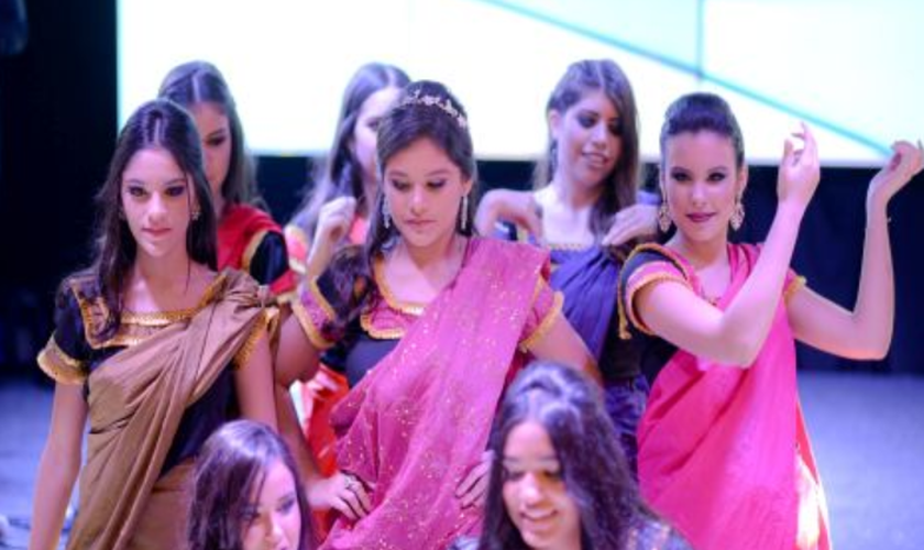 Júlia e algumas amigas apresentaram uma dança em homenagem ao Crianças da Índia. (Foto: Reprodução).