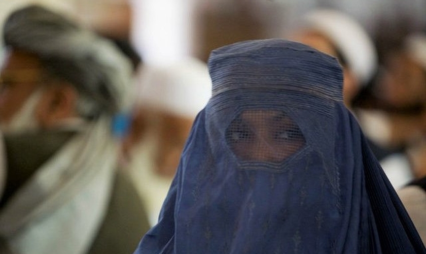 Mulheres são obrigadas a usarem burca no Afeganistão. (Foto: Breitbart)