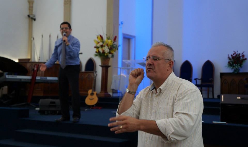 "Deus falou comigo claramente que Ele havia me chamado para pregar aos surdos", disse Ronilson Lopes". (Foto: Reprodução/Facebook).