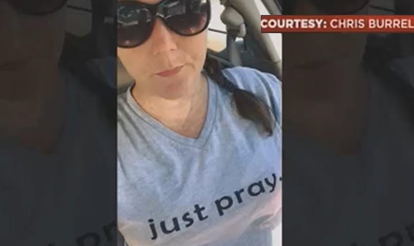 Professora Chris Burrell usando camiseta com a frase "Just Pray", que significa "Apenas Ore". (Foto: Reprodução)