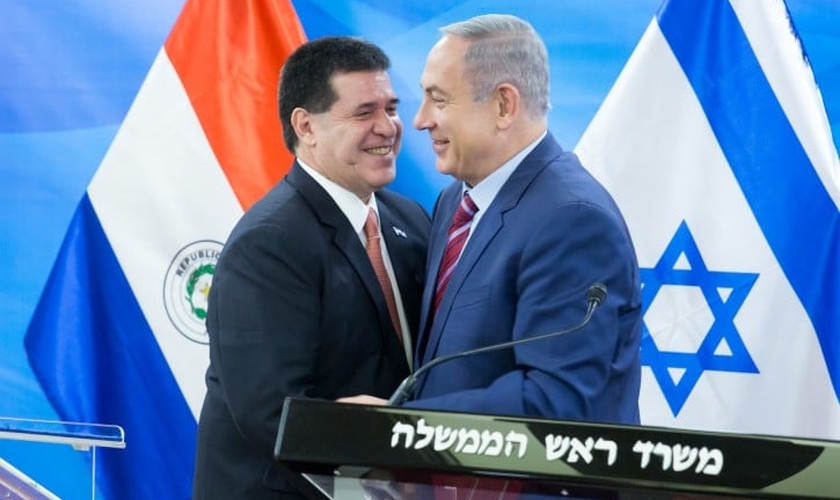 Horacio Cartes, presidente do Paraguai e Benjamin Netanyahu, o primeiro-ministro de Israel. (Foto: Emil Salman/POOL).