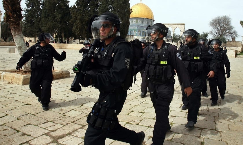 Polícia israelense atuando na tensa região do Monte do Templo. (Foto: VosIzNeias)