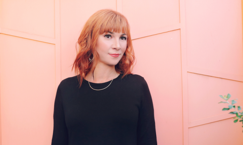 Kim Walker-Smith disse que a maior arma do diabo para derrubar um cristão é fazer com que ele se sinta sozinho e sem vontade de louvar a Deus. (Foto: Merge PR).