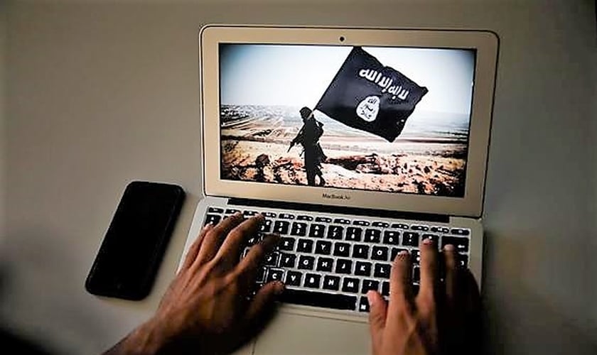 Os denunciados usavam as redes sociais para trocar mensagens e recrutar pessoas para o grupo terrorista. (Imagem: ARTUR MACHADO  / GLOBAL IMAGENS)