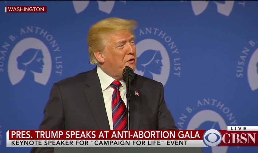 Trump participou de um evento solene contra o aborto na última terça-feira. (Imagem: CBS)