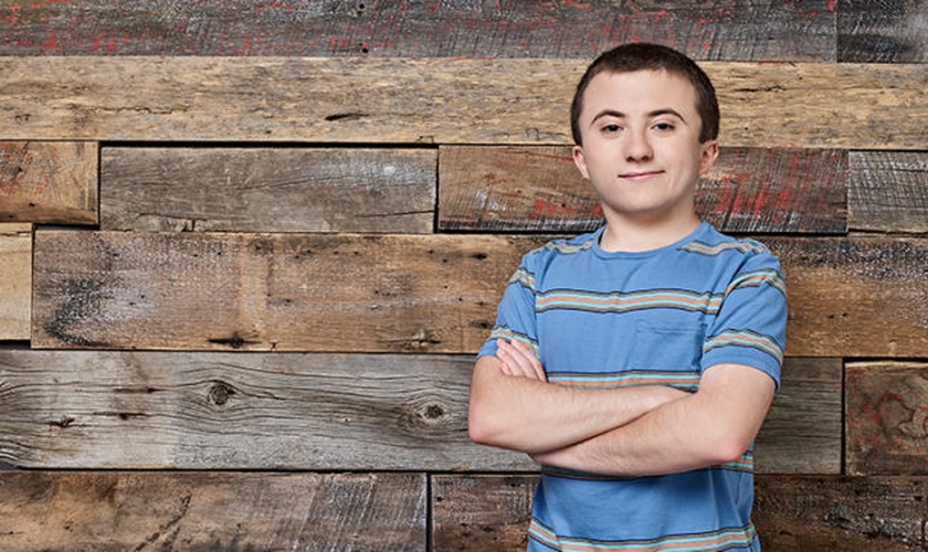 Atticus Shaffer nasceu com uma doença rara nos ossos. (Foto: Reprodução).