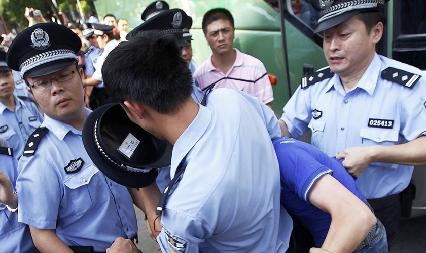 Imagem ilustrativa. Song Enguang evangelizou policiais enquanto era espancado, na China. (Foto: Reprodução)