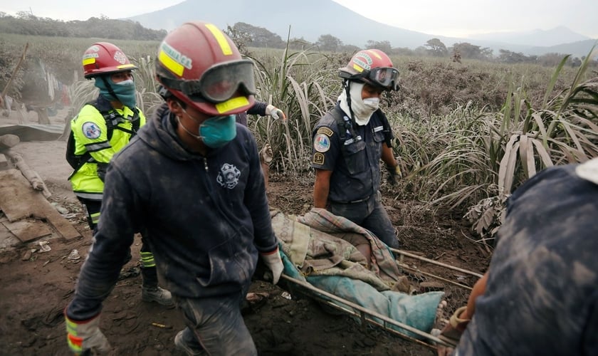 Resgatistas carregam vítima do vulcão de Fogo, em San Miguel Los Lotes, na Guatemala. (Foto: Reuters/ Luis Echeverria)