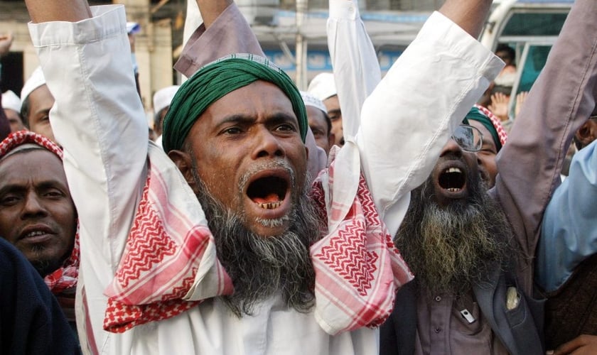 Extremistas em Bangladesh. (Foto: atimes.com)