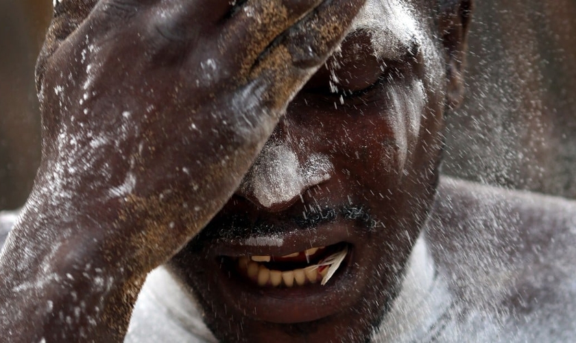 Homem em estado de possessão durante uma cerimônia de vodu africana. (Dan Kitwood/Getty Images)