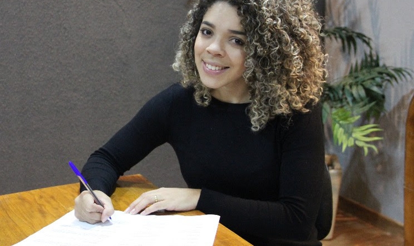 Anny Theyler assina contrato com a Nova Fase Distribuição. (Foto: Divulgação).
