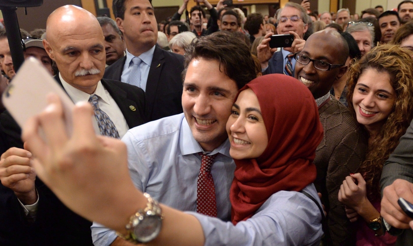 Primeiro-ministro canadense, Justin Trudeau tira selfie com muçulmana. (Foto: CityNews)