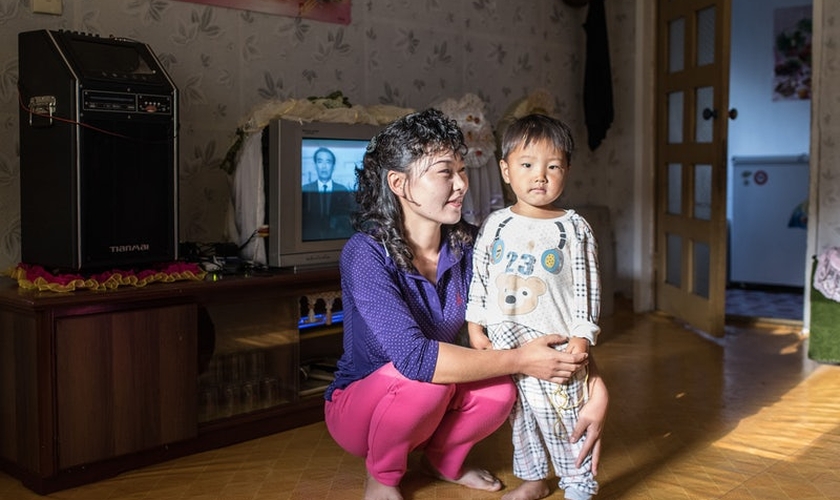 Mãe e filho em Homestay Village, perto do Monte Chilbo, na Coreia do Norte. (Foto: Carl De Keyzer/Magnum Photos)