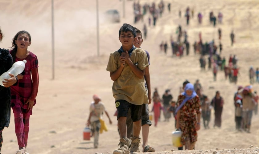 Crianças yazidis fugindo da violência do Estado Islâmico na cidade de Sinjar. (Foto: Reuters/Rodi Said)