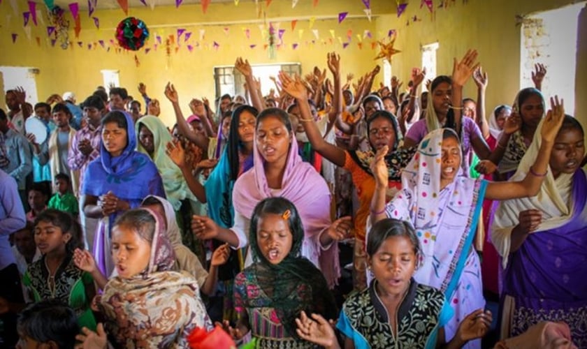 Cristãs participam de culto na Índia. (Foto: Christian Today)
