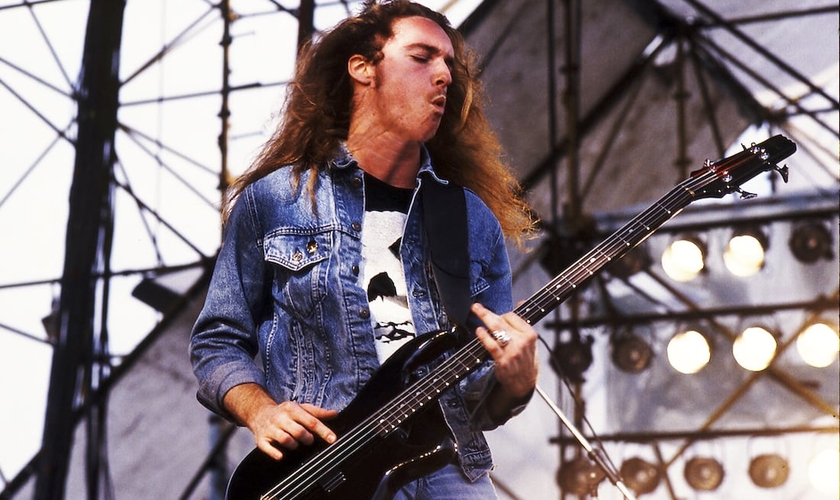  Em 1986, Cliff Burton faleceu em um trágico acidente de ônibus. (Foto: Reprodução)