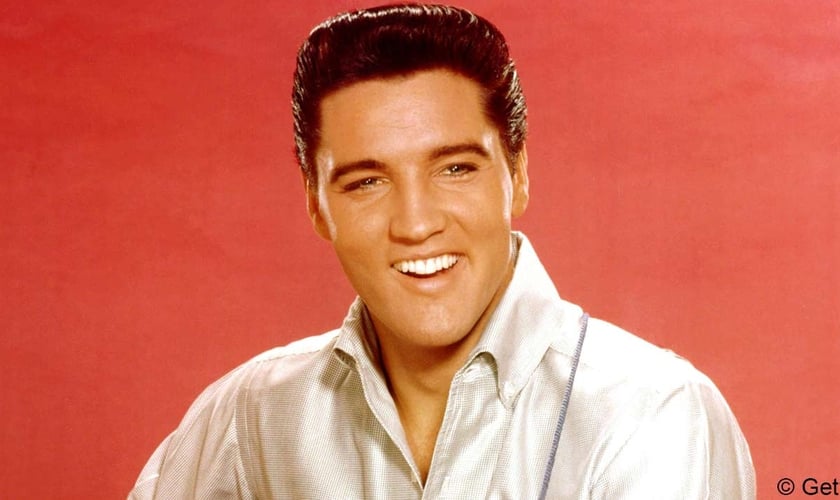 O álbum contará com vocais de apoio de artistas que dividiram o palco com Presley. (Foto: Reprodução).