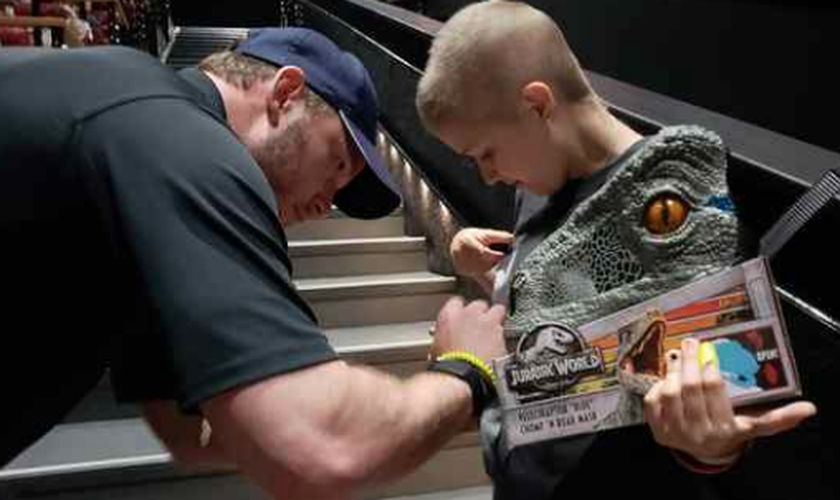 Chris Pratt assinando a camiseta de Kyra Williams, de 12 anos, que luta contra o câncer. (Foto: Melissa Murphy/The Reporter)