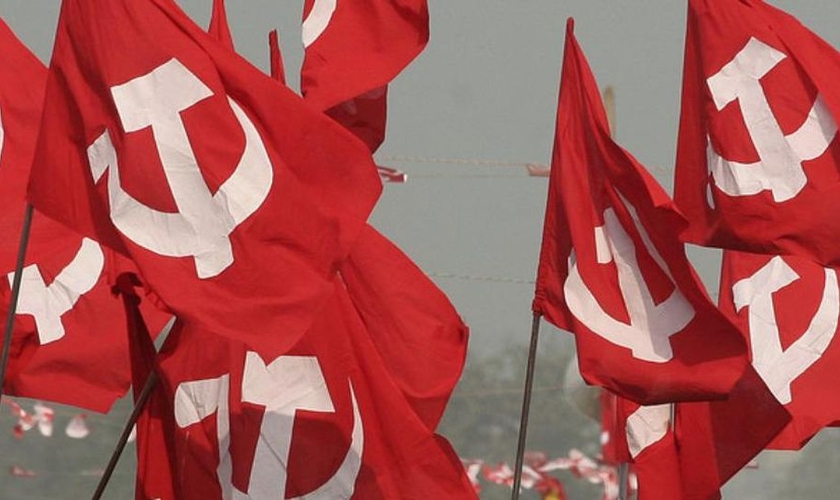Bandeiras comunistas tremulam no ar durante ato após a morte de líder maoísta. (Foto: scroll.in)